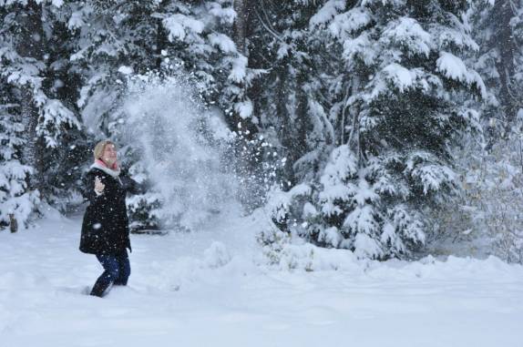 Brincando com a neve no North Cascades National Park, no estado de Washington, noroeste dos  Estados Unidos